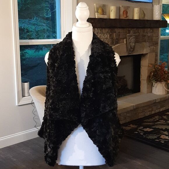 NWT ME JANE Black Faux Fur Vest - Picture 1 of 7